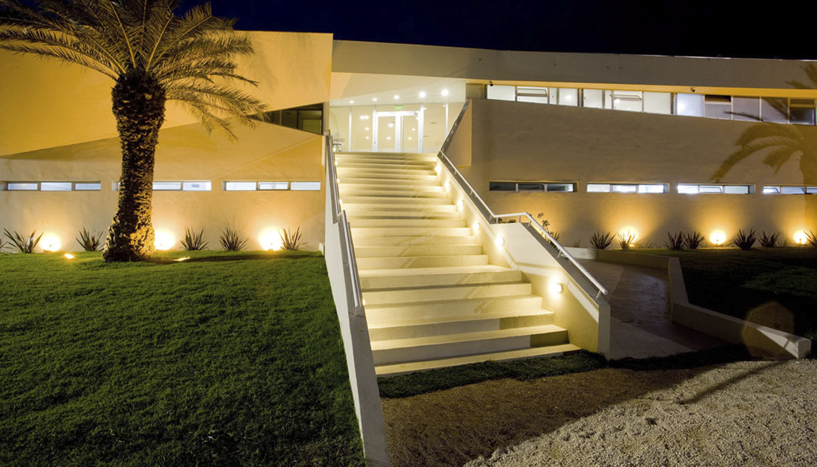Escaleras modernas, arquitectura plegada, iluminación en arquitectura, complejo deportivo